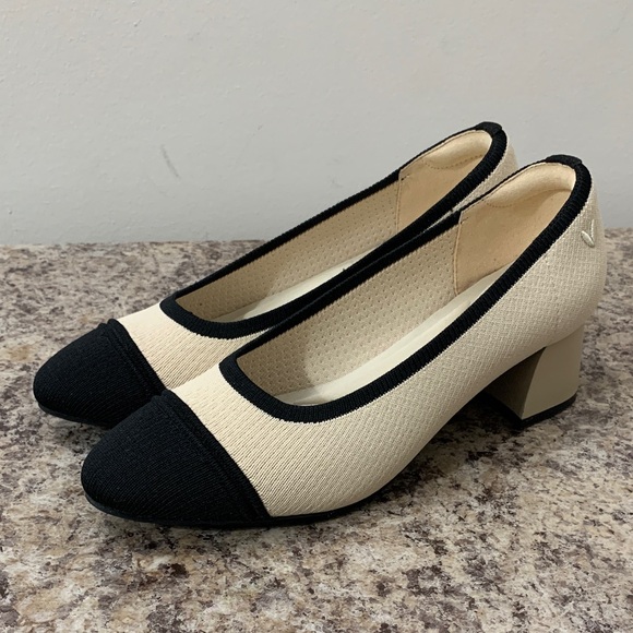 Elegant Cream and Black Almond-Toe Chunky Heels - Picture 1 of 17